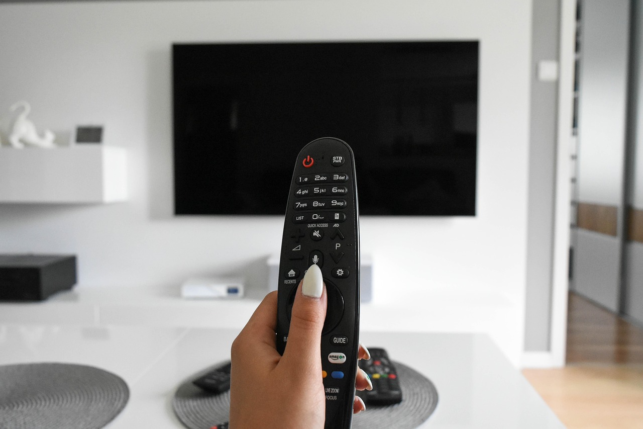 IPTV vs cable TV 2025 comparison on modern smart TV